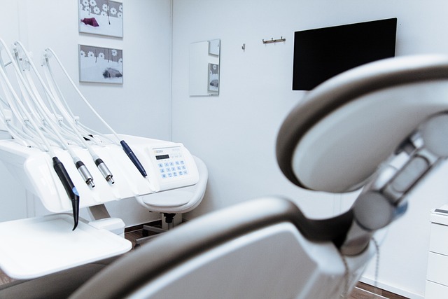 tandläkarstol i ett undersökningsrum. Framför en panel med instrument för undersökning och lagning.