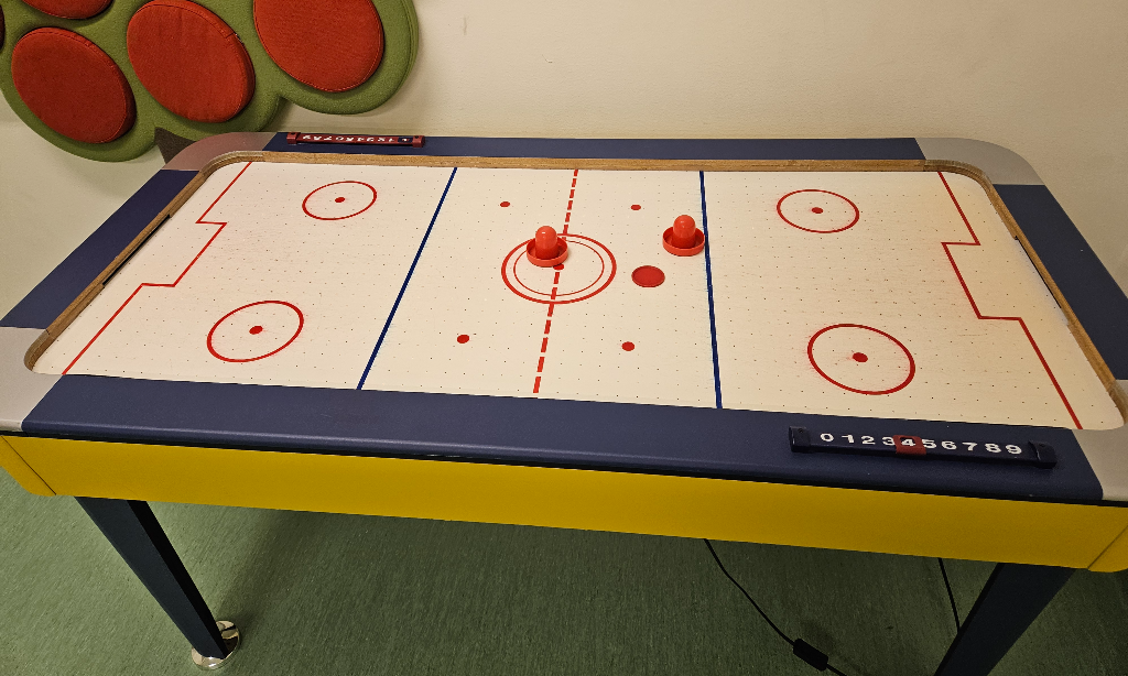Airhockeyspel på ben.