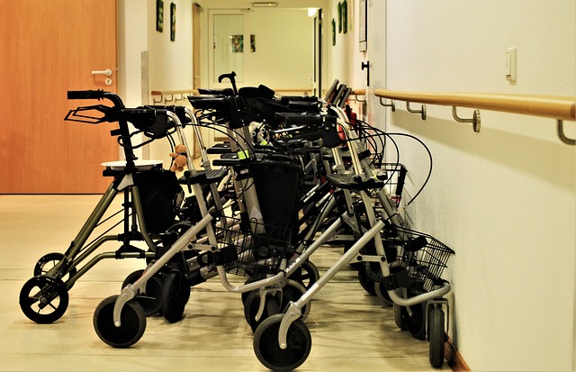 Rullatorer står på rad i en korridor