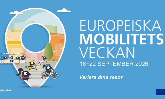 De tstår Europeiska mobilitetsveckan 16-22 september 2026. Under står det Variera dina resor. Nere i vänstra hörnet #mobility week, nere i högra EU-flaggan. Illustration med svarta figurer cyklar går o åker buss, hus och träd i bakgrunden. Blå botten.