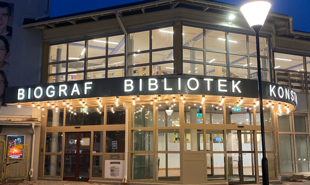 Upplysta entrén till kramfors bio/bibliotek/konsthall