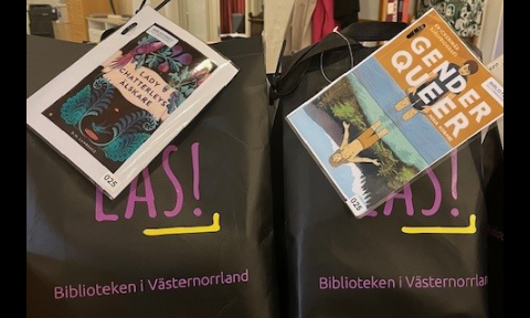 Svarta kassar med böcker. Det står biblioteken i västernorrland