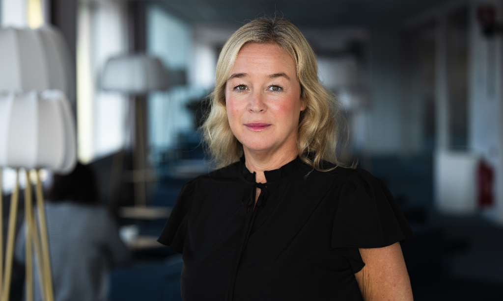 Johanna-E-P Migrationsverket region Nord i svart kortärmad blus. Hon har lockigt, blont halvlångt hår.