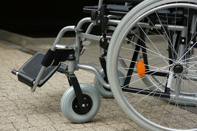 rullstol på en trottoar
