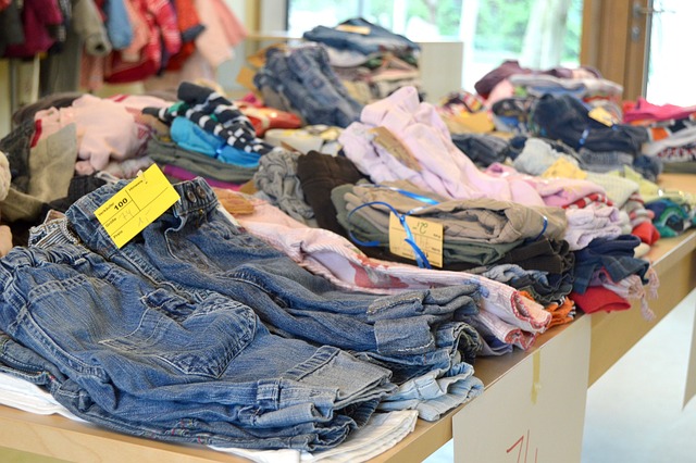 kläder som ligger till försäljning i en second hand-butik.
