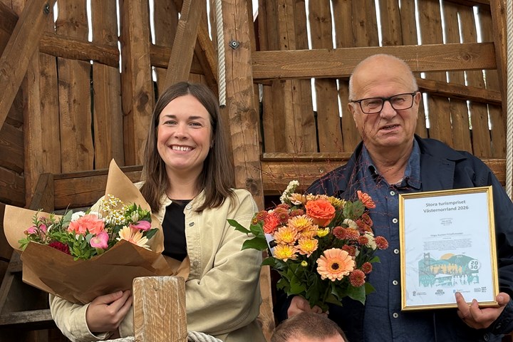 Caroline Nordén och Tommy Bergquist står på Höga Kusten Friluftsteaters scen som är uppbyggd med mycket träplank.