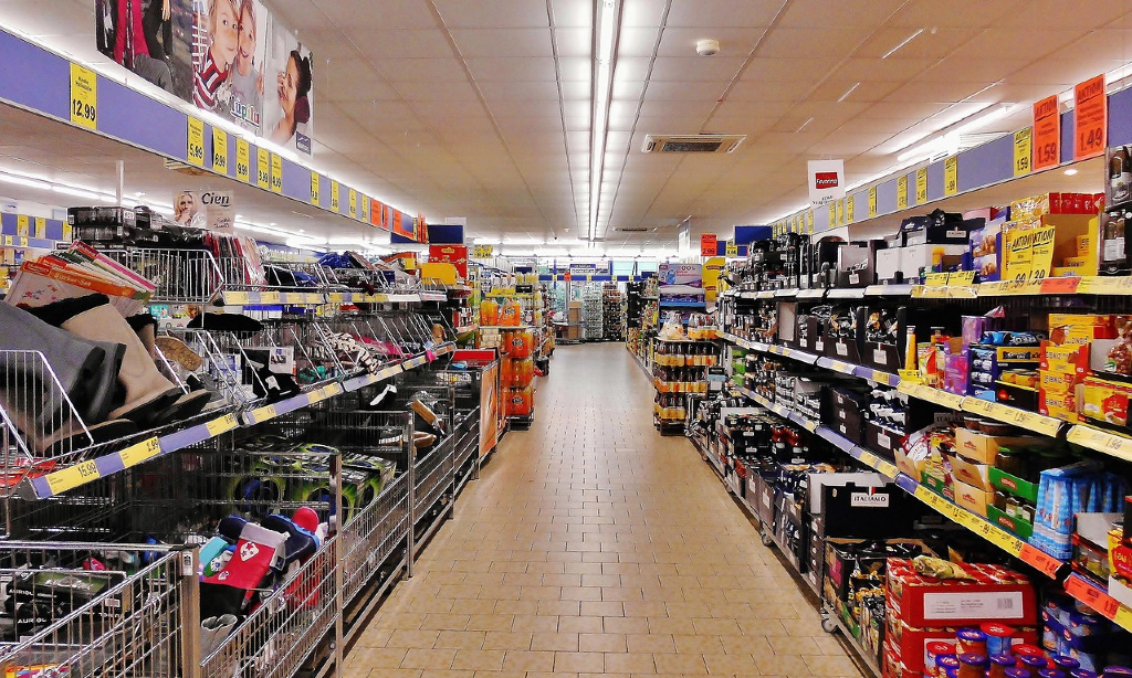 Hyllor med varor i en butik