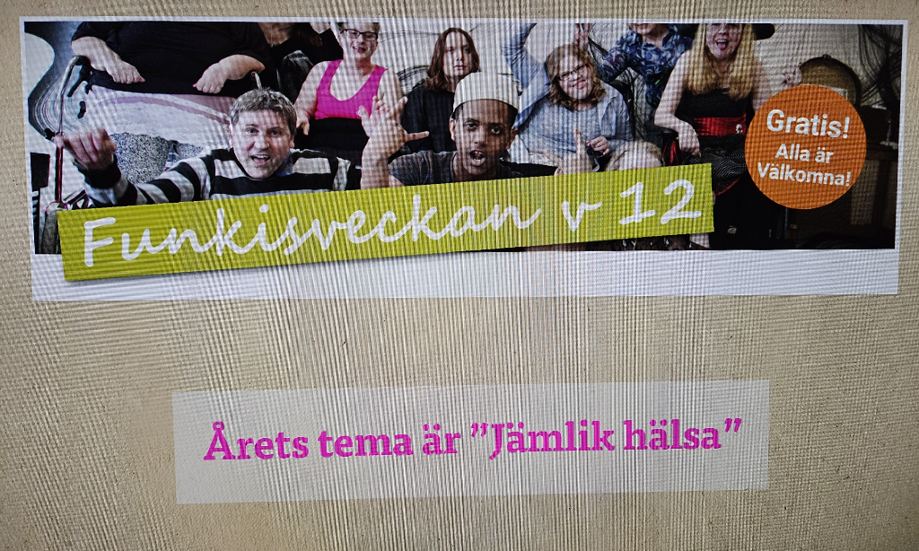 Det står Funkisveckan v 12. Gratis! Alla är välkomna! på en rödorange cirkel. Under står det Årets tema är Jämlik hälsa.