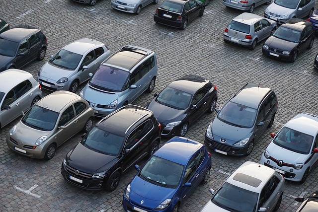 Bilar på parkeringsplats, sett uppifrån