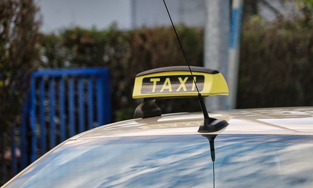 Närbild på taxiskylt på biltak