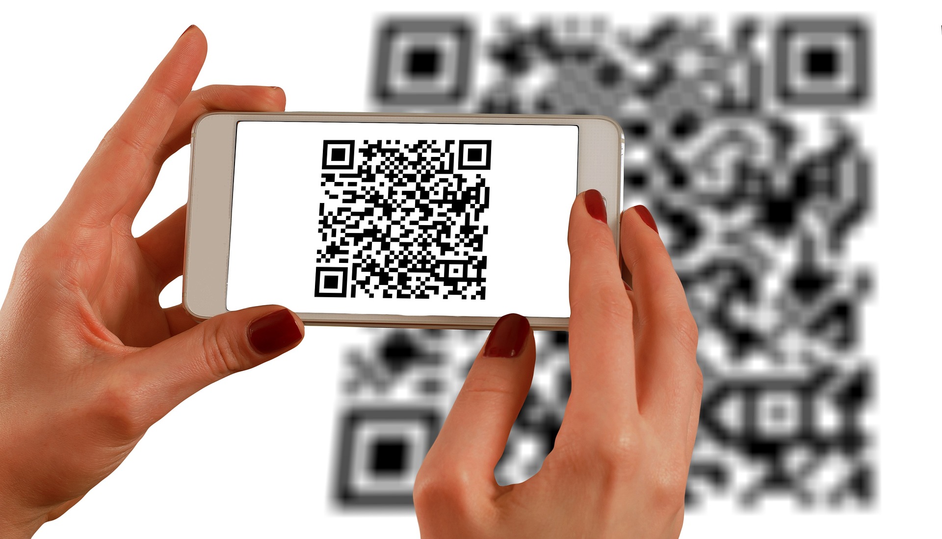 Skannar QR-kod med smartphone