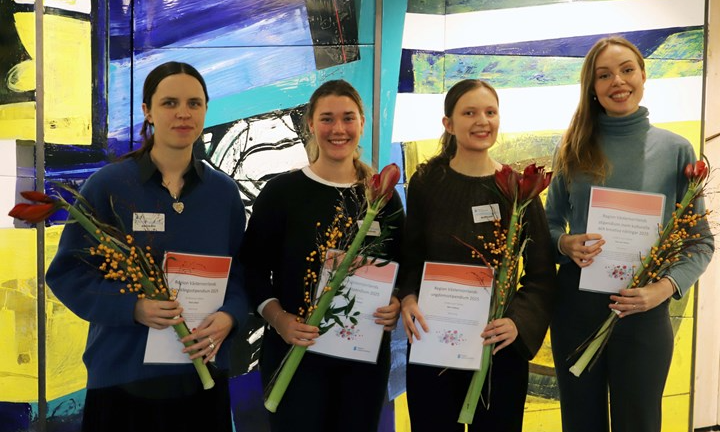Elvira Staaf, Alva Semneby Eklund, Nora Lötberg och Elsa Von Heijne står framför en vägg med konst i gula och blå färger
