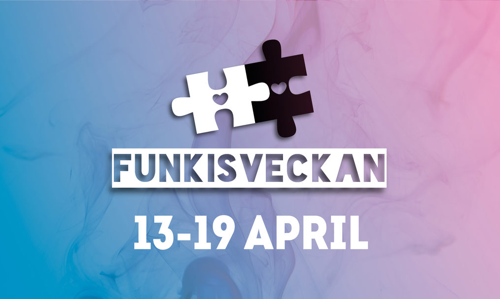 Det står Funkisveckan 13-19 1april på lila bakgrund. Ovanför texten två pusselbitar, där den ena är svart och den andra är vit.