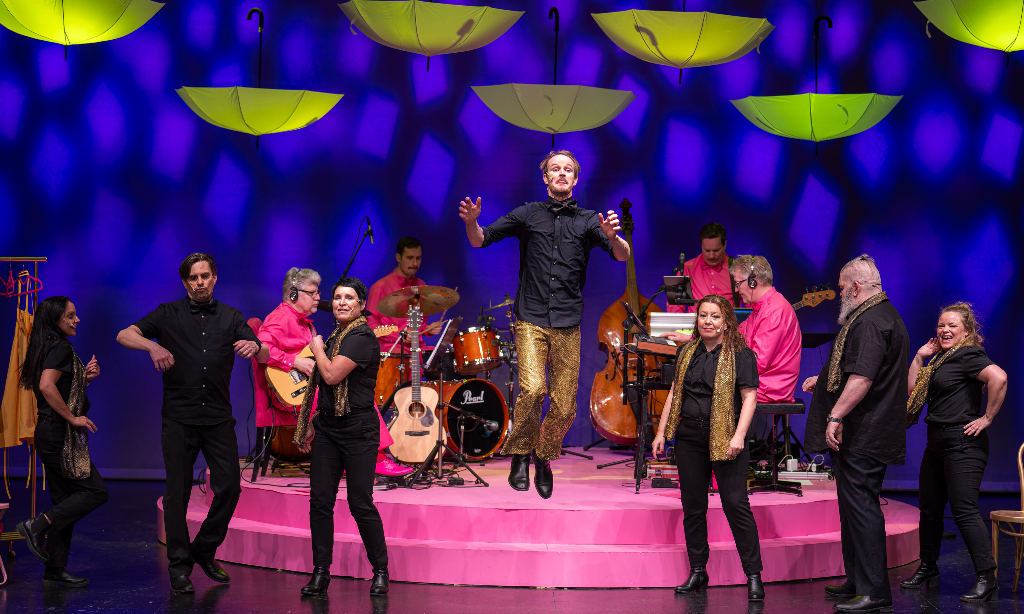 Mittrevyn på scenen. De sjunger, spelar, hoppar och dansar.