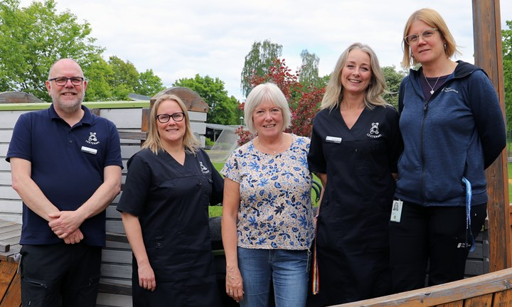 Rickard Persson, Annelie Dimeus, Anne Thelander, Jeanette Näslund och Victoria Eriksson. Rickard, Annelie och Jeanette arbetar som lekterapeuter i nära samarbete med Victoria och hennes kollegor inom SSIH. Anne Thelander (mitten) är länsverksamhetschef Barn- och ungdomsmedicin.