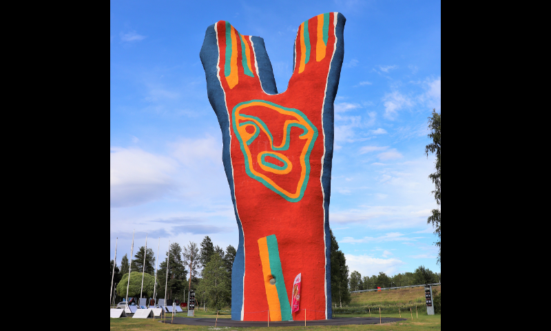 Stora skulpturen Y:et med färgglada samiska färger i Timrå.