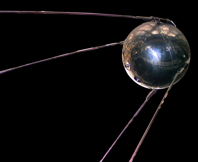 Satelliten Sputnik, ett runt klot med antenner och som en badboll i storlek.