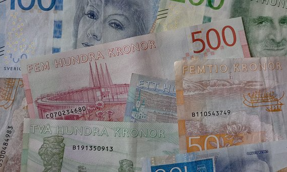 svenska sedlar i olika valörer liggande lite huller om buller på varandra.