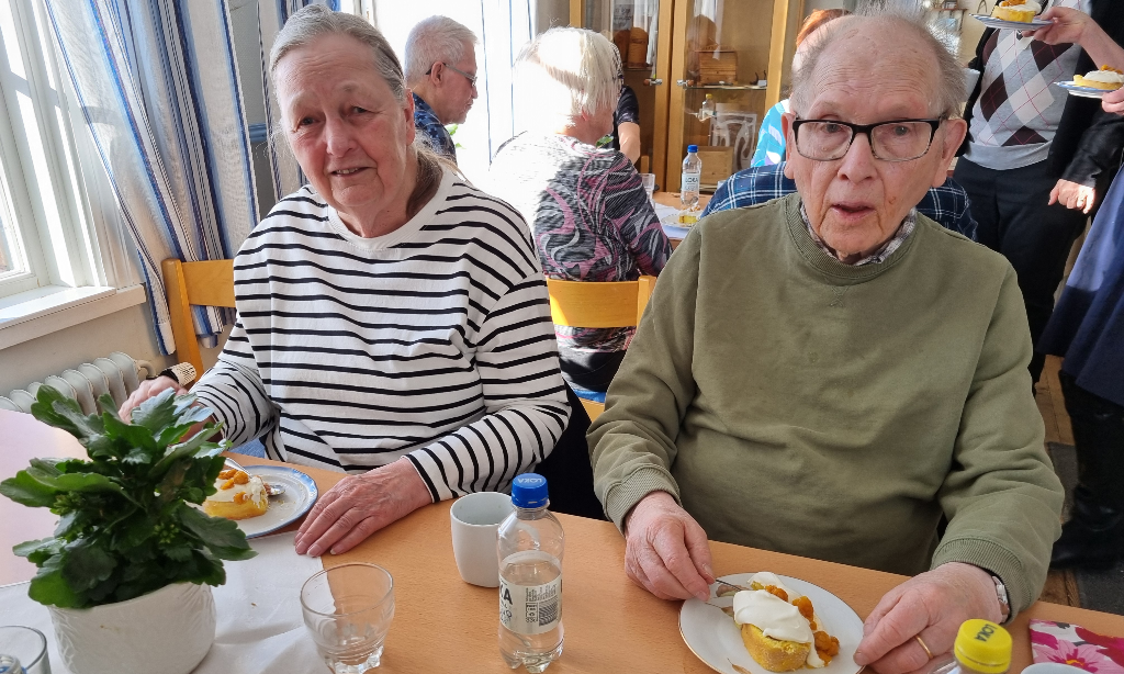 Sylvia Hedin och Kjell Norberg fikar på årsmötet.